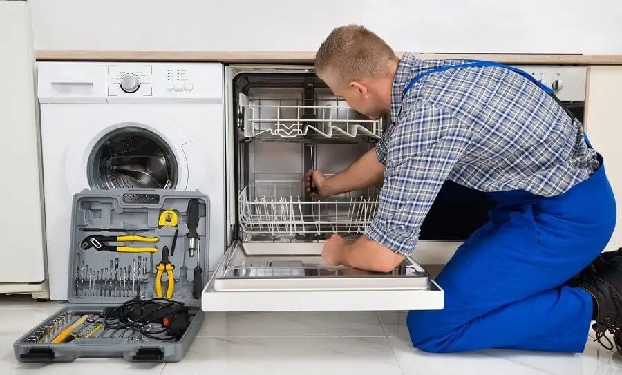 Adapazarı Termoteknik servisi teknisyen ekibi beyaz eşya tamiri yaparken